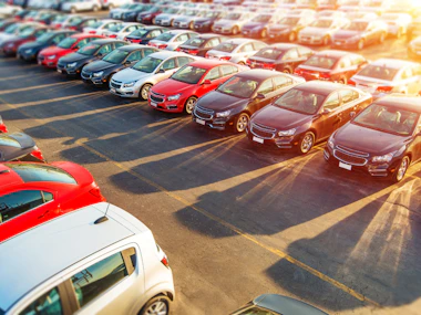 【AI予測】自動車小売業界の国内市場規模は2028年に12兆8,206億円に縮小する見込み