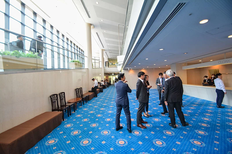 大勢の来場者が集まっても圧迫感のない広々としたホワイエ