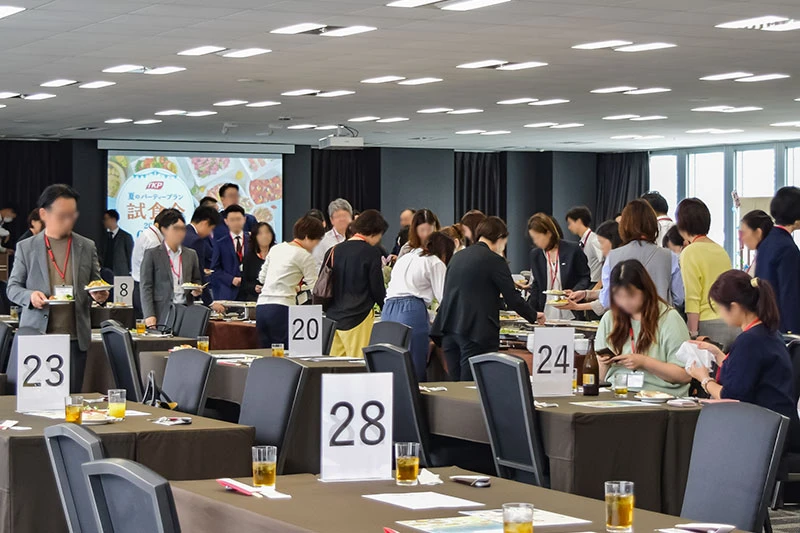 https://images.microcms-assets.io/assets/dafe7aa892a24c93965c1d4a581ad23f/0b9f5f32c23c4f01abefd132682b89ed/gcp-osaka-umedashinmichi_2024_tasting_session_01_05.webp