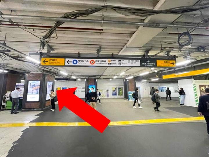 JR新橋駅南改札を出て汐留口を目指します。