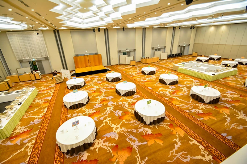 ホールの半面を利用した懇親会会場