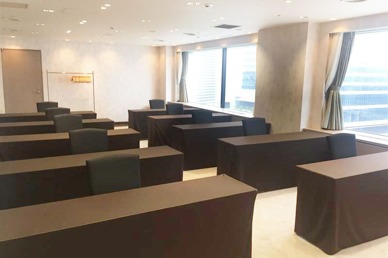 入社式後は配属先に分かれて研修