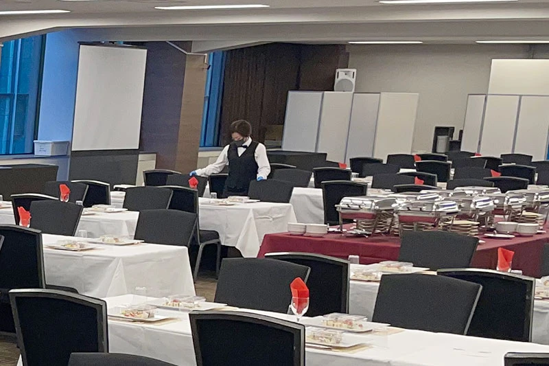 懇親会は配膳スタッフが用意、応対