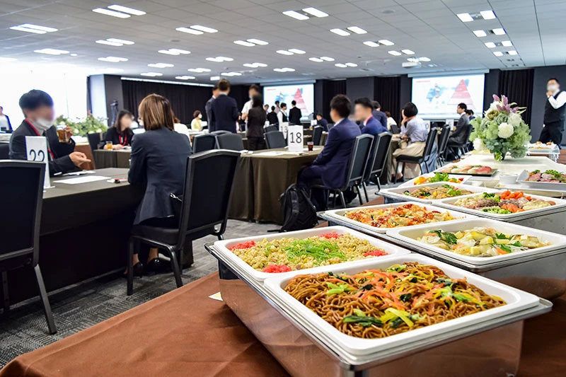 https://images.microcms-assets.io/assets/dafe7aa892a24c93965c1d4a581ad23f/1ad3efae6aa84fcc907712986230818f/gcp-osaka-umedashinmichi_2024_tasting_session_01_07.webp