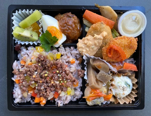 伊予牛そぼろ煮と十六穀ごはんたっぷり野菜のお弁当