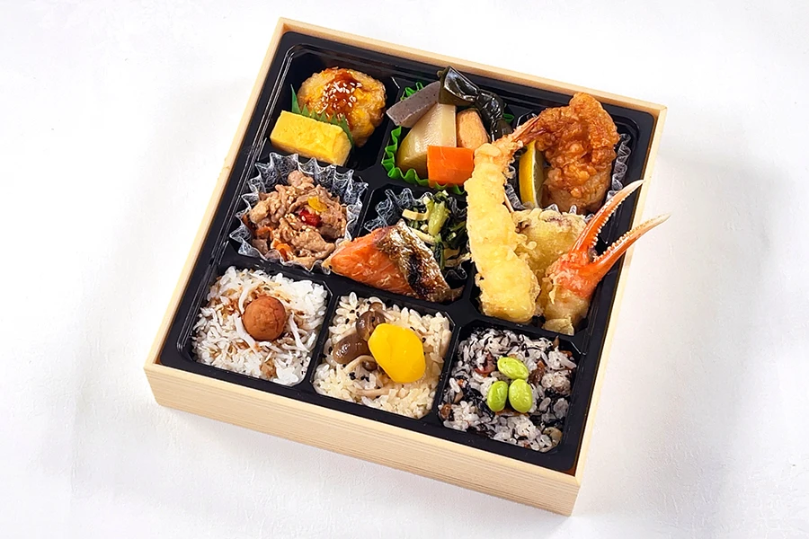 【札幌】サツベン　彩り幕の内デラックス弁当　※お茶付き（500mlペットボトル）