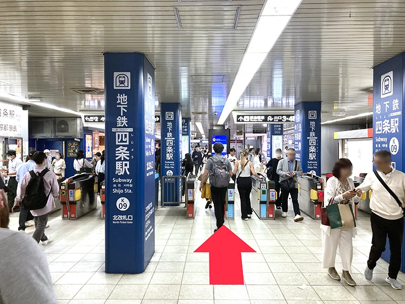 四条駅北改札口から1
