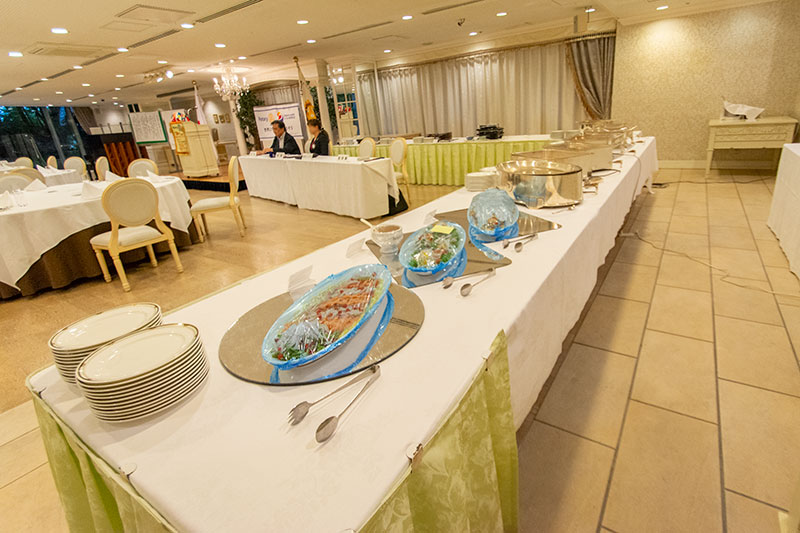 料理卓はお客様、スタッフ双方が動きやすいL字型を部屋角に配置