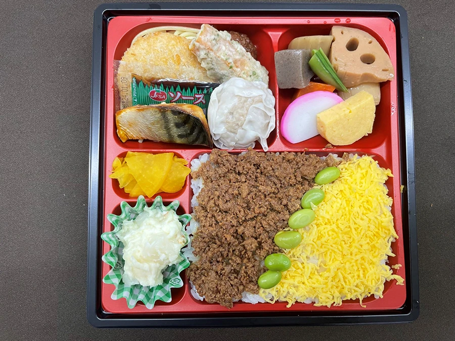 特製廣島グルメ弁当（鶏そぼろ）