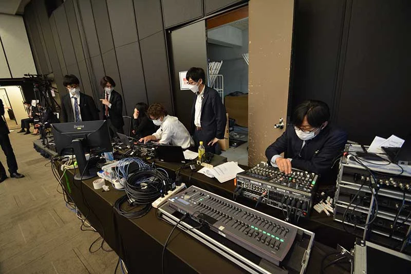 撮影機材、オペレーターブースを会場後方に設置