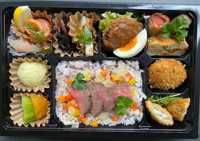 和牛ステーキ乗せ十六穀米と季節のお惣菜のお弁当