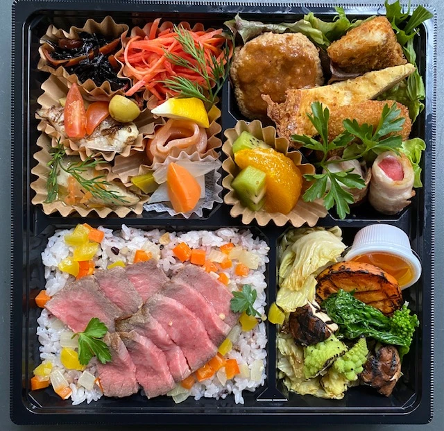 伊予牛Aランクステーキと海鮮と新鮮サラダのお弁当