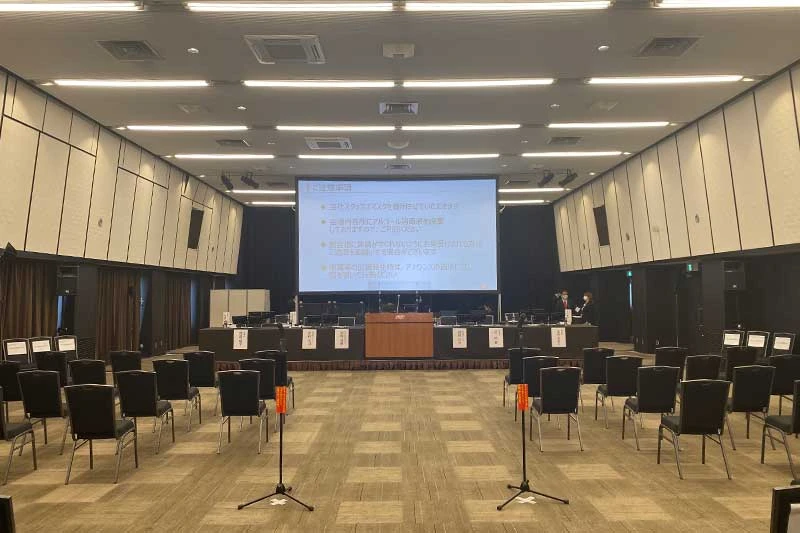 株主総会メイン会場には大型スクリーンを設置