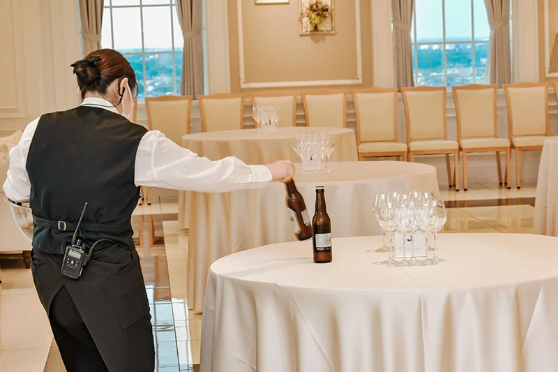 懇親会会場は配膳スタッフが準備