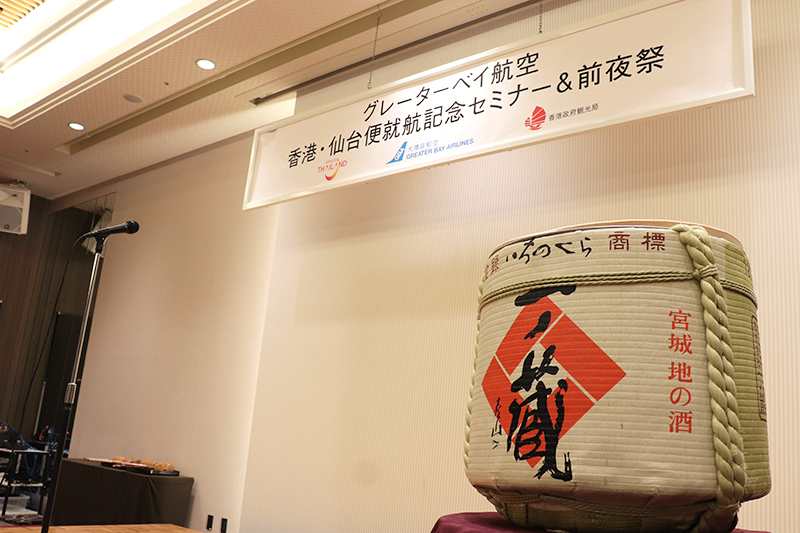 前夜祭 備品の設置（吊看板・酒樽）