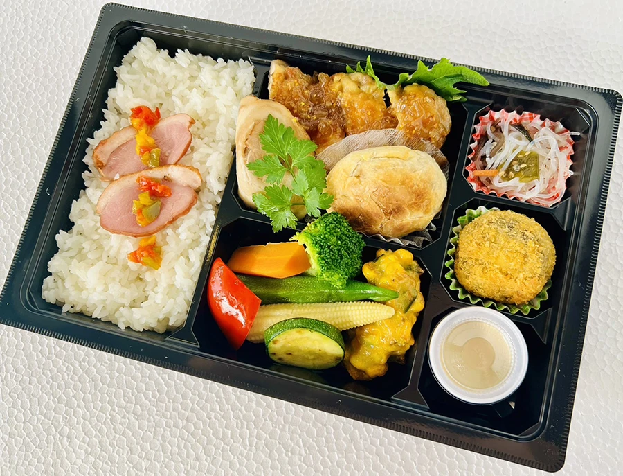 グリルチキンとハンバーグのパイ包み焼き弁当