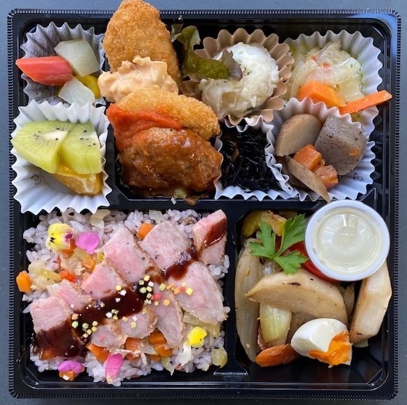 和牛ステーキ乗せ十六穀米とグリル野菜のお弁当