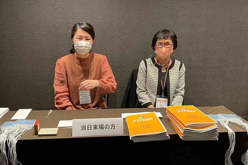 展示会場の前に受付ブースを設置