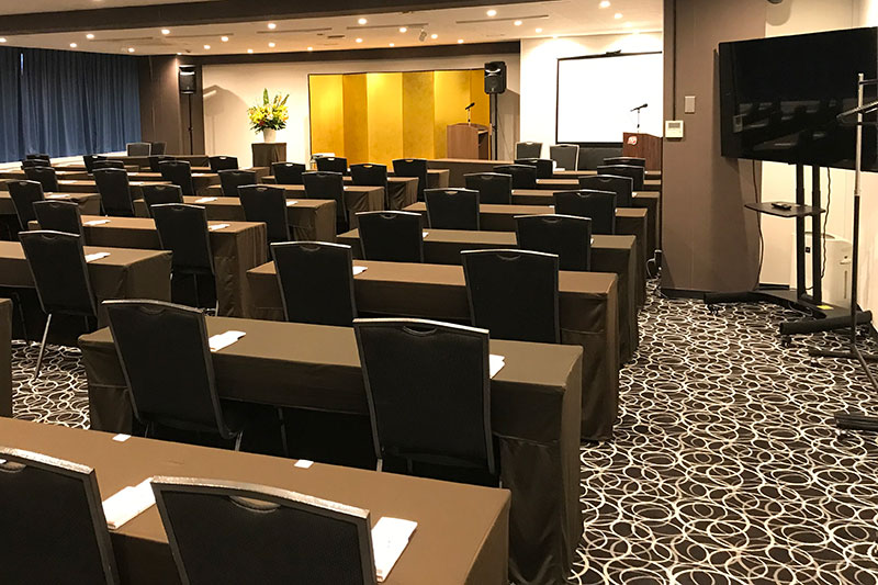 会場後方には大型モニターを設置。