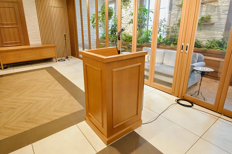 婚礼にも使われる格調の高い演台