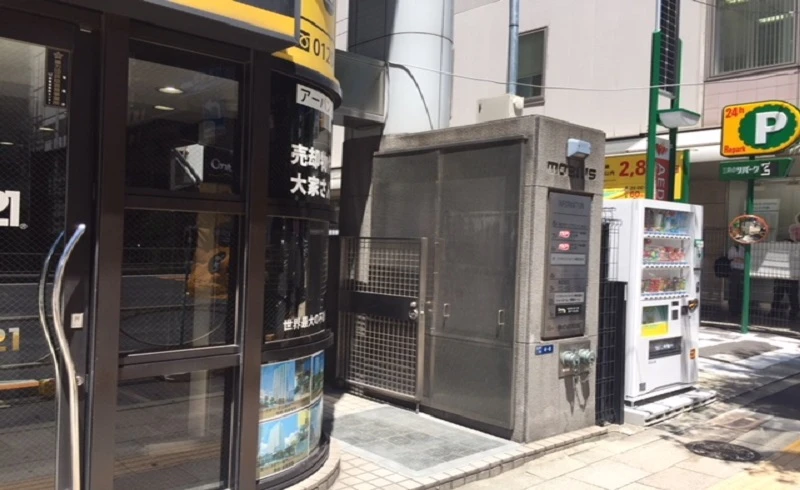 入口からエレベーター1