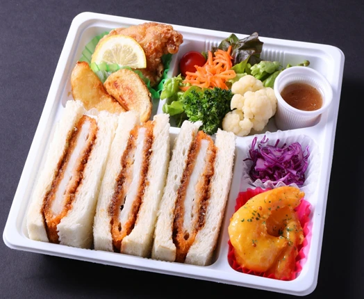 彩り野菜とカツサンド