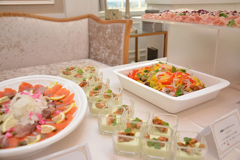 料理は婚礼料理のような華やかさのあるものをお取り分けしやすい形で