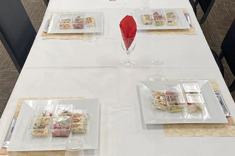 料理は個別包装されたものも用意。料理を取りに一箇所に人が集まらないように工夫