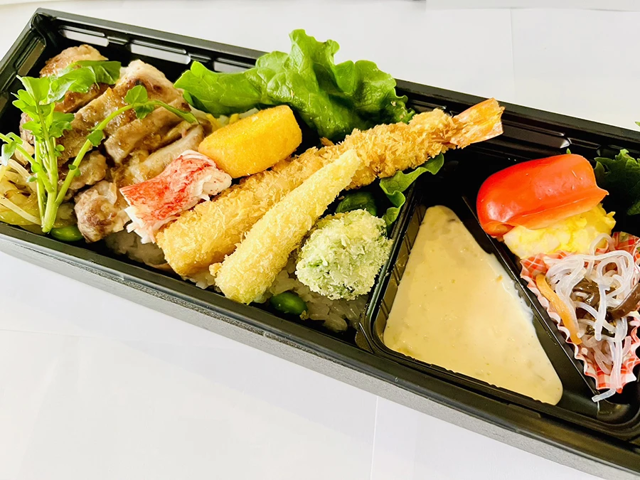 イベリコ豚のグリルと魚介タルタルフリットのお重弁当