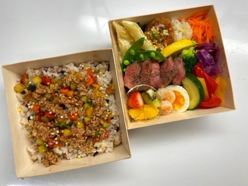 チキンそぼろご飯と和牛ステーキの二段弁当