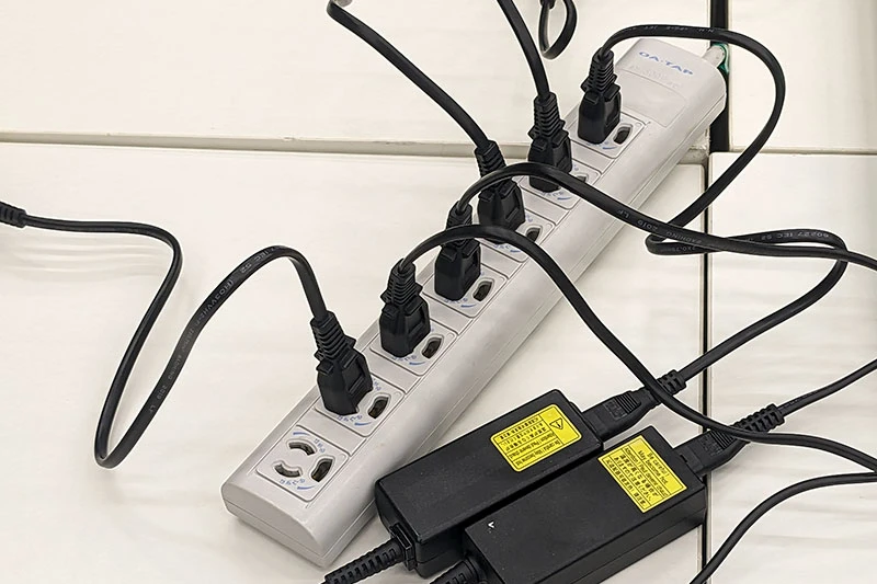 各オフィステーブルごとにPCを複数繋いでも余裕の電源容量