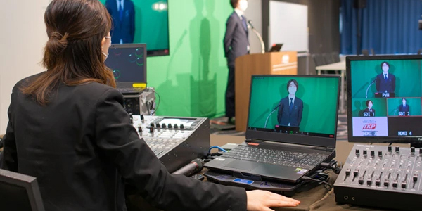 高速回線と専任スタッフによるサポートで、会場から配信もトラブル知らず