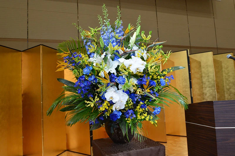 装花と金屏風で式典を華やかに演出