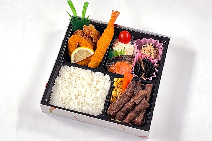 【札幌】サツベン　ワインステーキ幕の内弁当　※お茶付き（500mlペットボトル）