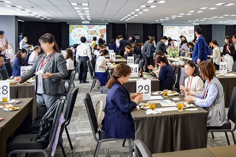 https://images.microcms-assets.io/assets/dafe7aa892a24c93965c1d4a581ad23f/f40d82dd34434af28428bbddcb6e0e23/gcp-osaka-umedashinmichi_2024_tasting_session_01_03.webp