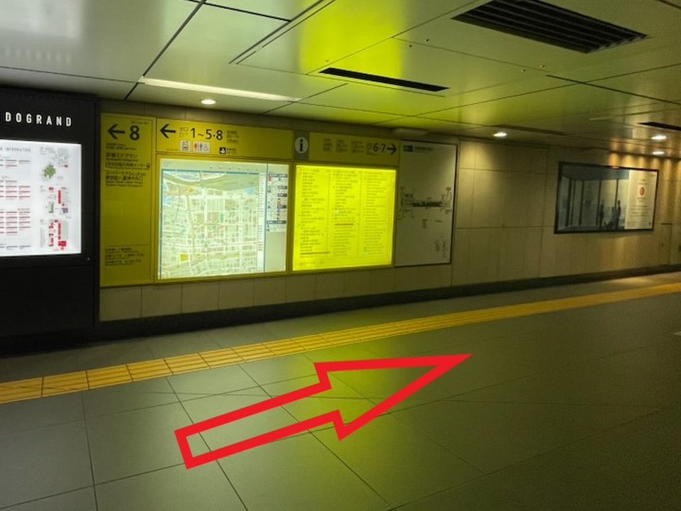 京橋駅北側の改札を出て右に向かってください。