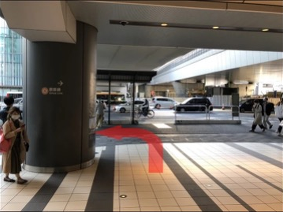 B5出口を地上まで上がって頂き、左手にお進みください。