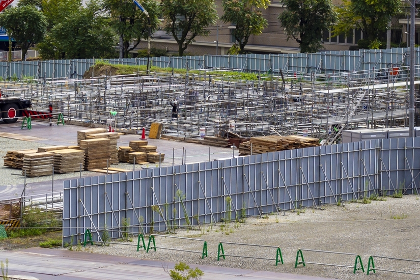 囲まれた建設現場の画像