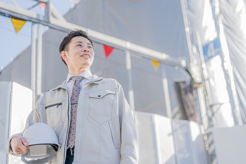 建築現場の笑顔の男性