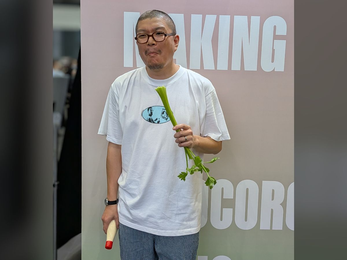 松岡さんが右手にマヨネーズ、左手にセロリを持って、セロリを食べている。