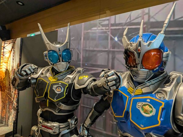 仮面ライダーG3の頭部を攻撃する仮面ライダーG4のスーツ展示。