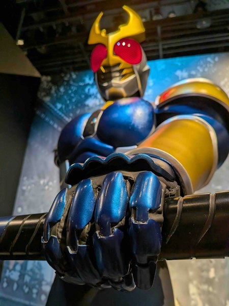 仮面ライダーアギトのフォームの一つ、ストームフォームのスーツ展示。