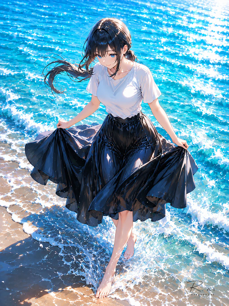 強い日差しで輝く青い海の波打ち際を、黒髪で青い瞳の女性が白いTシャツと濡れた黒いロングスカート姿で歩いている。両手で裾を持ち上げ、足元に白い波しぶきが広がる爽やかな夏の情景。