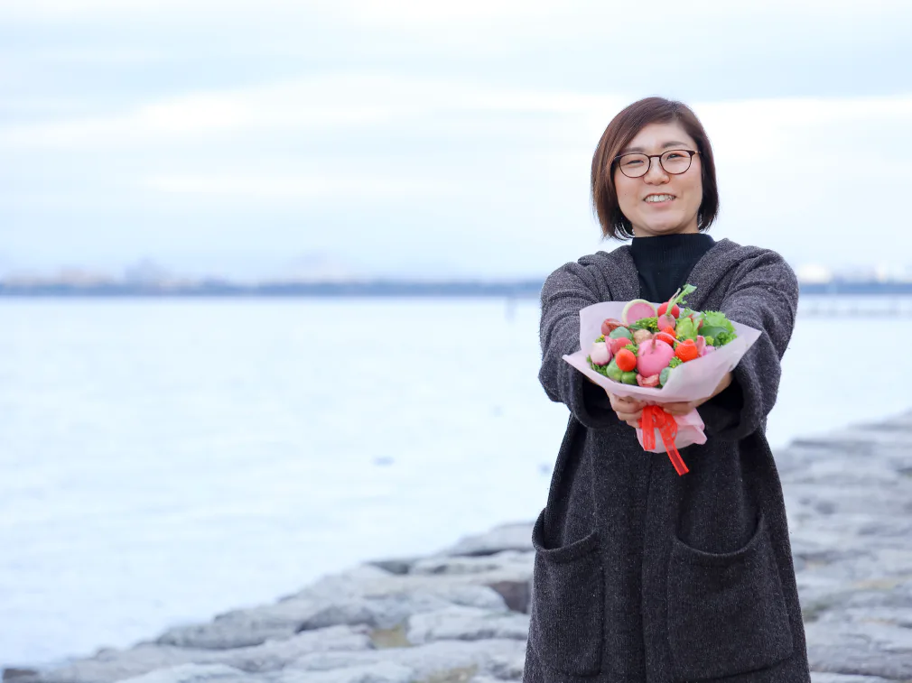 野菜と果物の“花束”を、食や素材に向き合うきっかけに。生産者の思いも伝えたい 〜ベジフラワーアーティスト 和田直子さん 〜
