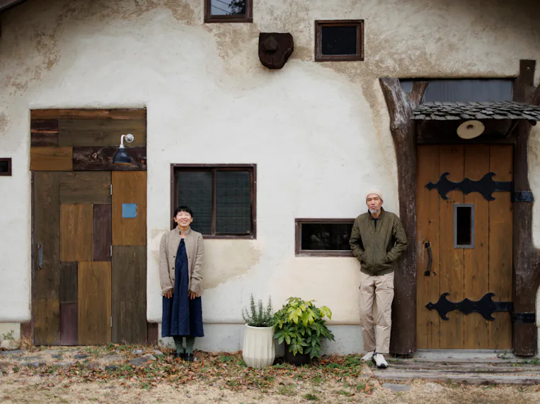 山の中腹にポツンと建つ、店とアトリエを備えた住まい。設計図はあえて描かず、余白あるつくりが豊かさに 〜 ワイルドキッチン石窯パン工房 〜