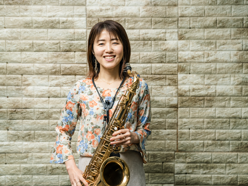音楽は自分を表現し、ご縁をつないでくれるツール。そして、レコードは心に余裕をもたらす装置 〜 テナーサックス奏者 西村有香里さん 〜