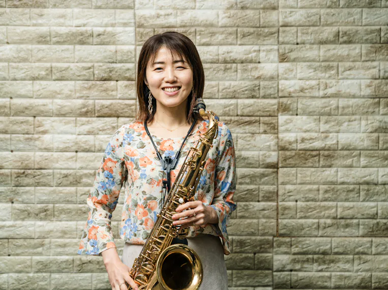 音楽は自分を表現し、ご縁をつないでくれるツール。そして、レコードは心に余裕をもたらす装置 〜 テナーサックス奏者 西村有香里さん 〜