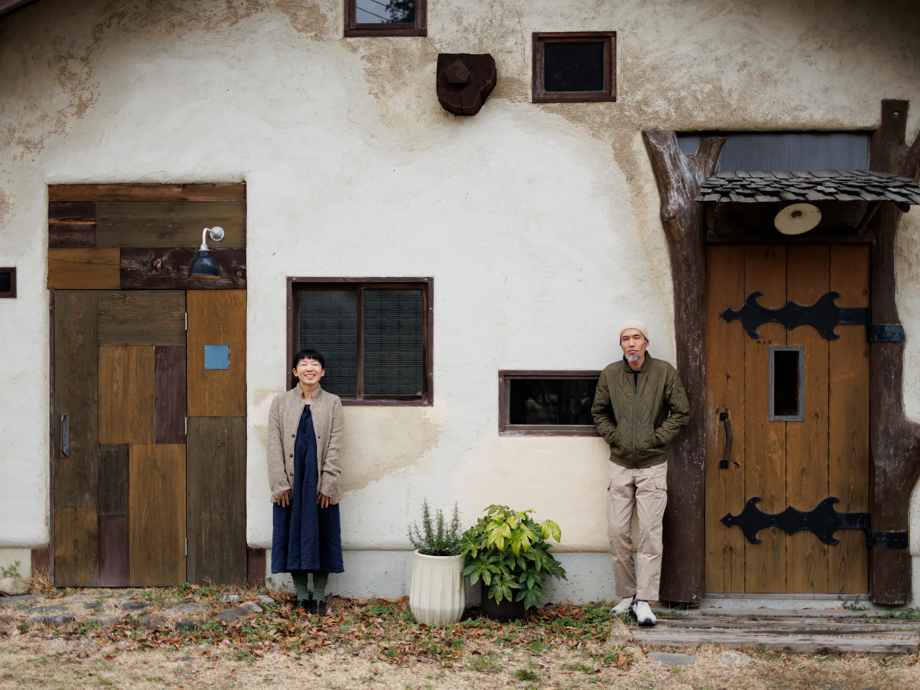 山の中腹にポツンと建つ、店とアトリエを備えた住まい。設計図はあえて描かず、余白あるつくりが豊かさに 〜 ワイルドキッチン石窯パン工房 〜