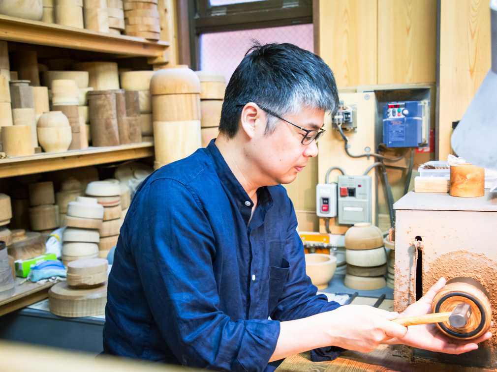 “ちょうど良い”から生まれる余白を大切に
暮らしに優しい風を届ける木の“うつわ”たち 〜 木工・漆作家 名古路英介さん〜
