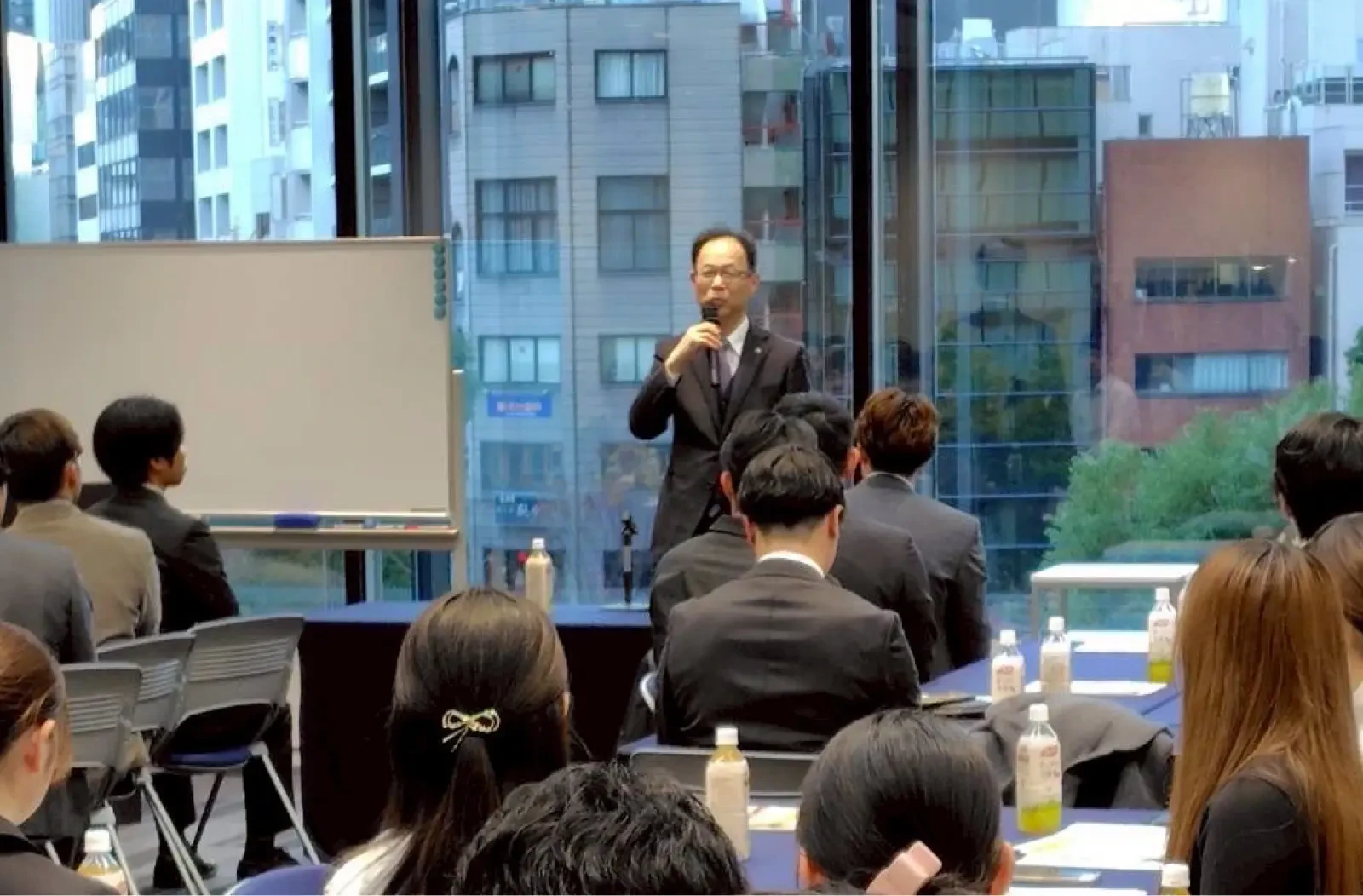 交流会で講演する佐藤樹一郎大分県知事